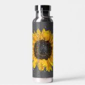 regendruppels op zonnebloemen waterfles (Links)