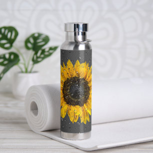 regendruppels op zonnebloemen waterfles