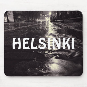 Regenwater dat door de straten van Helsinki stroom Muismat