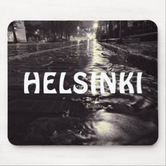 Regenwater dat door de straten van Helsinki stroom Muismat