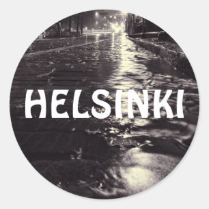 Regenwater dat door de straten van Helsinki stroom Ronde Sticker