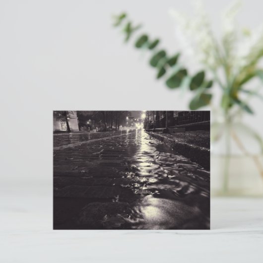 Regenwater dat stroomt op een steenstraat briefkaart (Staand voorkant)