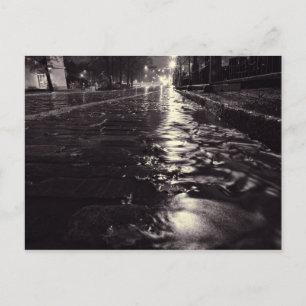 Regenwater dat stroomt op een steenstraat briefkaart