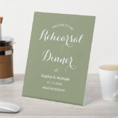 Rehearal Dinner Sage Green Welkom Reclamebord Met Voetstuk (Insitu)