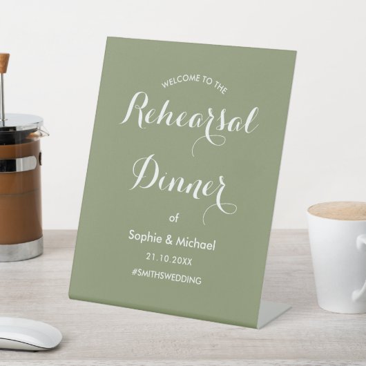 Rehearal Dinner Sage Green Welkom Reclamebord Met Voetstuk (Insitu)