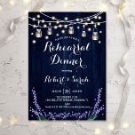 Rehearsal Dinner - Navy Blue Wood Lavender Kaart<br><div class="desc">repetitie binnenuitnodiging - Robuust blauw hout van de marine. Robuusachtig stijlontwerp met donkerblauw hout,  sprookjeslampen en moeraspotten. Met stijlvolle scriptlettertypen en lavender bloemen. Stuur me een bericht als je nog meer aanpassingen nodig hebt.</div>