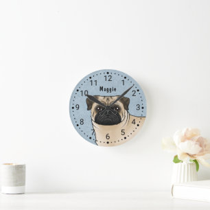 Rehkleurige Pug Hondenras Kop Close-Up En Naam Bla Ronde Klok