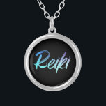 *~* Reiki Healer Jewelry met intentie (R) Zilver Vergulden Ketting<br><div class="desc">*Rond ketting met een zwarte achtergrond met het woord "Reiki" in een gradiëntiristisch neonontwerp. Het woord "Reiki" is meestal turquoise met een aantal paarse gradiëntgebieden. *Reiki Masters, Reiki Practitioners en Reiki Studenten zullen niet de enige zijn die aan dit verbluffende ketting worden getrokken. Dit ketting zou een geweldig geschenk zijn...</div>