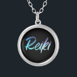*~* Reiki Healer Jewelry met intentie (R) Zilver Vergulden Ketting<br><div class="desc">*Rond ketting met een zwarte achtergrond met het woord "Reiki" in een gradiëntiristisch neonontwerp. Het woord "Reiki" is meestal turquoise met een aantal paarse gradiëntgebieden. *Reiki Masters, Reiki Practitioners en Reiki Studenten zullen niet de enige zijn die aan dit verbluffende ketting worden getrokken. Dit ketting zou een geweldig geschenk zijn...</div>