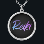 *~* Reiki juwelen met intentie (r) high vibe Zilver Vergulden Ketting<br><div class="desc">*Rond ketting met een zwarte achtergrond met het woord "Reiki" in een gradiënt met een neonontwerp.*Reiki Masters, Reiki Practitioners en Reiki Studenten zullen niet de enige zijn die aan dit verbluffende ketting worden getrokken. Dit ketting zou een groot cadeau zijn voor iemand die pas naar Reiki is gestuurd. Als je...</div>