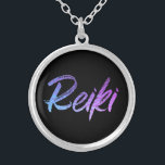*~* Reiki juwelen met intentie (r) high vibe Zilver Vergulden Ketting<br><div class="desc">*Rond ketting met een zwarte achtergrond met het woord "Reiki" in een gradiënt met een neonontwerp.*Reiki Masters, Reiki Practitioners en Reiki Studenten zullen niet de enige zijn die aan dit verbluffende ketting worden getrokken. Dit ketting zou een groot cadeau zijn voor iemand die pas naar Reiki is gestuurd. Als je...</div>