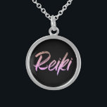 *~* Reiki sieraden met intentie (R) roze tekst<br><div class="desc">*Rond ketting met een zwarte achtergrond met het woord "Reiki" in een iristisch roze tekstontwerp.*Reiki Masters, Reiki Practitioners en Reiki Studenten zullen niet de enige zijn die aan dit verbazingwekkende ketting worden getrokken. Deze kleine schoonheid zal een geweldig geschenk zijn voor iemand die pas naar Reiki is gestuurd. Als je...</div>