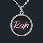 *~* Reiki sieraden met intentie (R) roze tekst<br><div class="desc">*Rond ketting met een zwarte achtergrond met het woord "Reiki" in een iristisch roze tekstontwerp.*Reiki Masters, Reiki Practitioners en Reiki Studenten zullen niet de enige zijn die aan dit verbazingwekkende ketting worden getrokken. Deze kleine schoonheid zal een geweldig geschenk zijn voor iemand die pas naar Reiki is gestuurd. Als je...</div>