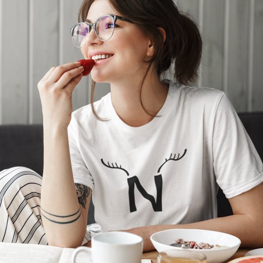 Reindeder Antlers Moderne kerstmonogram Initiaal T-shirt