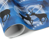 Reindeer Couple Kissing in a Winter Swirl of Love Cadeaupapier (Rol Hoek)