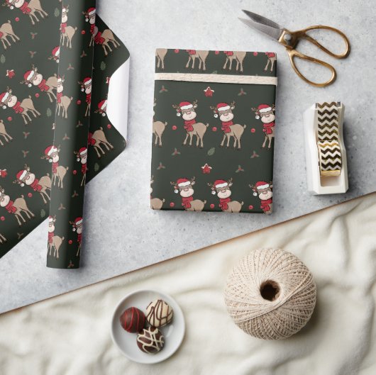 Reindeer en Red Berry Dark Green Wrapping Paper Cadeaupapier (Crafts)