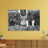 Reindeer Mary en haar familie in Alaska Canvas Afdruk (Insitu (Woonkamer))