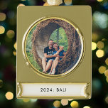 Reisfoto jaarlijks verguld banner ornament<br><div class="desc">Leg uw jaarlijkse avonturen vast met ons strakke en moderne kerst- of vakantie ornament, verkrijgbaar in goud of zilver. Dit gepersonaliseerde ornament heeft een cirkelfoto en een tekst in bannerstijl eronder, ideaal voor het invoeren van het jaar en de locatie van uw jaarlijkse vakantiebestemming. Ontworpen voor fervente reizigers, kunt u...</div>