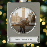 Reisfoto jaarlijks verzilverd banner ornament<br><div class="desc">Leg uw jaarlijkse avonturen vast met ons strakke en moderne kerst- of vakantie ornament, verkrijgbaar in goud of zilver. Dit gepersonaliseerde ornament heeft een cirkelfoto en een tekst in bannerstijl eronder, ideaal voor het invoeren van het jaar en de locatie van uw jaarlijkse vakantiebestemming. Ontworpen voor fervente reizigers, kunt u...</div>