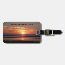 Reistas label weglopen in de zonsondergang