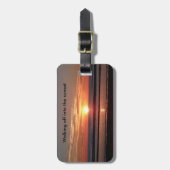 Reistas label weglopen in de zonsondergang bagagelabel (Voorkant verticaal)