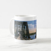 Reisvervoer uit het verleden - trein op brug koffiemok (Voorkant links)