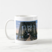 Reisvervoer uit het verleden - trein op brug koffiemok (Links)