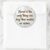 Reizen is het enige ding citaat met wereldbol kaar ronde sticker (Tas)