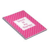 Reizen is mijn therapie moderne roze en witte stip notitieboek (Rechterzijde)