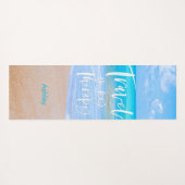 REIZEN IS MIJN THERAPIE White Quote Naam Strand Yogamat (Achterkant (horizontaal))