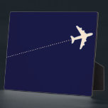 reizen met vliegtuig met stippellijn fotoplaat<br><div class="desc">Een grafische afbeelding van een wit vliegtuig met een rechte stippellijn ( vluchtroute ). U kunt de tool 'aanpassen' gebruiken als u de blauwe achtergrondkleur wilt wijzigen. Een eenvoudig reisonderwerp. Een goede suggestie voor mensen die werken voor luchtvaartmaatschappijen en die met het vliegtuig reizen</div>