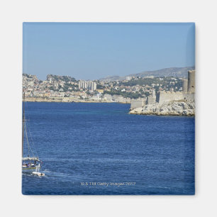 Reizigersboot door Chateau d'If in Marseille's Magneet