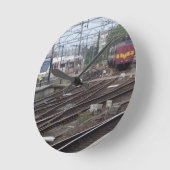 Reizigerstreinen op het station, wandklok (Hoek)