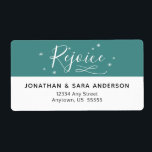 Rejoice | Blauwgroen en wit kerstterugkeringsadres Etiket<br><div class="desc">Op dit label voor religieuze kerstretour staat het woord "Rejoice" in witte handgeschreven stijl kalligrafie. De achtergrond is blauwgroen en is voorzien van met de hand getekende sterren.</div>