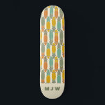 rek-planpatroonmonogrammen Schaats Persoonlijk Skateboard<br><div class="desc">Dit patroon is voorzien van eenvoudige illustraties van beukenborden met een uiterlijk in olijfgroen, blauwgroen blauw, sage-groen, mosterdgoud en sinaasappel tegen een roomkleurige achtergrond. Deze langere stijl van skateboards heeft retro stijl in warm-toon kleuren. Het is klaar om gepersonaliseerd te worden met monogram initialen in sage-groen tegen een roomkleurige achtergrond....</div>