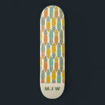 rek-planpatroonmonogrammen Schaats Persoonlijk Skateboard<br><div class="desc">Dit patroon is voorzien van eenvoudige illustraties van beukenborden met een uiterlijk in olijfgroen, blauwgroen blauw, sage-groen, mosterdgoud en sinaasappel tegen een roomkleurige achtergrond. Deze langere stijl van skateboards heeft retro stijl in warm-toon kleuren. Het is klaar om gepersonaliseerd te worden met monogram initialen in sage-groen tegen een roomkleurige achtergrond....</div>