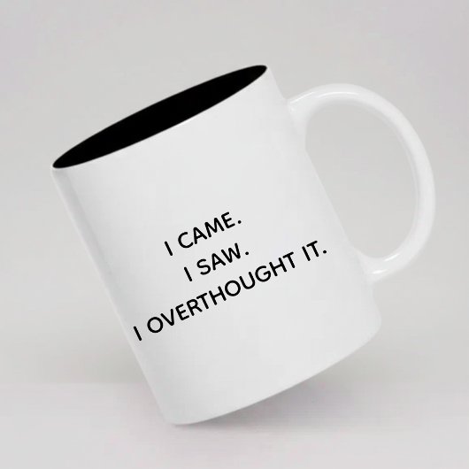 Relatable Overthinking Mug Gift for Her or Him Tweekleurige Koffiemok