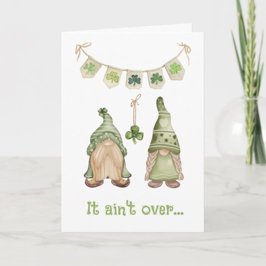 Relatie Schattige Gnome Funny St Patricks Day Kaar Aankondiging (Voorkant)