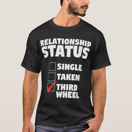 Relatie Status Derde Wiel Grappige Enkele Humor T-shirt (Voorkant)