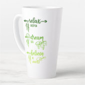 Relax, droom, geloof, groene ombre boho latte mok (Linkerhoek)