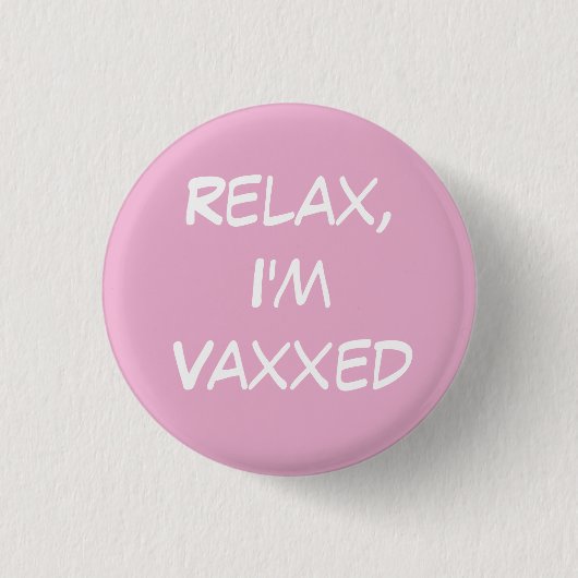 Relax, ik ben Vaxxed Pink Pin-On Button (Voorkant)