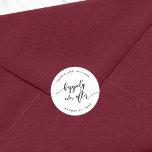 Relax Scripts Happily Ever After Wedding Favor Ronde Sticker<br><div class="desc">Bruiloft sticker met de woorden "Happily Ever After" in een ontspannen cursief script in zwart tegen een witte achtergrond. Personaliseer het door de plaatsaanduidingstekst te vervangen. Voor meer opties zoals het wijzigen van het lettertype en de grootte / kleur, uit te vouwen / contract curve of de afstand tussen letters...</div>