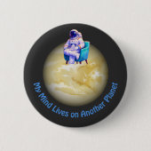 Relaxed Astronaut Sitting on Planet  Ronde Button 5,7 Cm (Voorkant)