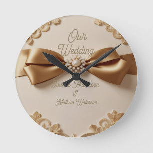 Reliëf Bloemige Trouw Uitnodiging – Satijnen Strik Ronde Klok