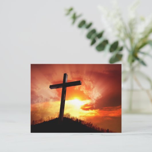 Religieus paaskruis op zonsondergang feestdagenkaart (Staand voorkant)