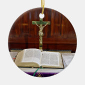 Religieuze Altar met bijbel, kruis en kaarsen Keramisch Ornament (Voorkant)