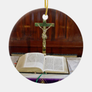 Religieuze Altar met bijbel, kruis en kaarsen Keramisch Ornament