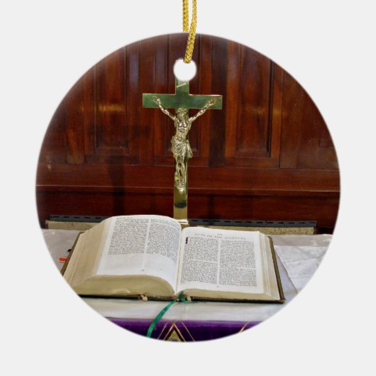 Religieuze Altar met bijbel, kruis en kaarsen Keramisch Ornament (Voorkant)