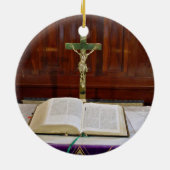 Religieuze Altar met bijbel, kruis en kaarsen Keramisch Ornament (Achterkant)