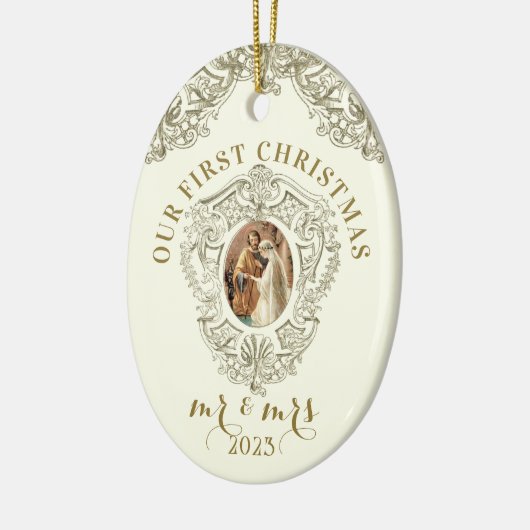Religieuze Eerste Kerstmis Mr en Mrs Wedding Keramisch Ornament (Links)